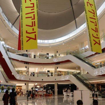 Shopping et restaurants au LaLaport EXPOCITY au nord d'Osaka