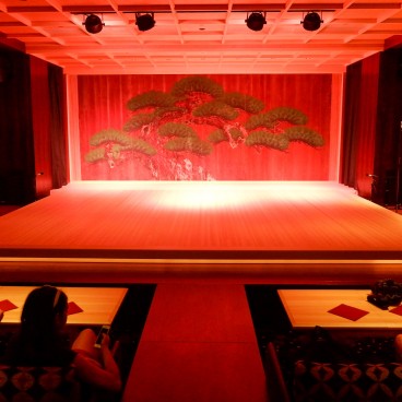 Suigian (Tokyo), scène de théâtre traditionnel du restaurant 