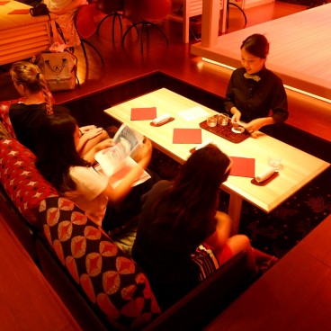 Suigian (Tokyo), sièges sofa du restaurant en face de la scène de théâtre