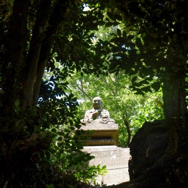 Statue bouddha sur sentier Tenen à Kamakura