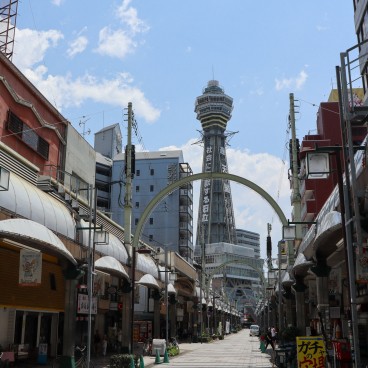 Vue sur la tour Tsutenkaku depuis le quartier Shinsekai