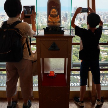 Un des sept dieux du bonheur dans la tour Tsutenkaku à Osaka