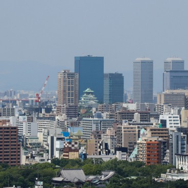 Vue sur le château d'Osaka depuis la tour Tsutenkaku
