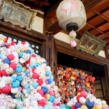 Boules colorées Kukurizaru au Yasaka Koshin-do