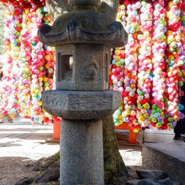 Boules colorées Kukurizaru au Yasaka Koshin-do 2