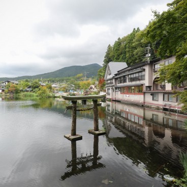 Torii flottant sur le lac Kinrinko à Yufuin