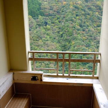 Hôtel Iya Onsen (Shikoku), Bain extérieur sur un balcon avec vue sur la vallée