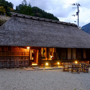 Maisons d'Alex Kerr (Shikoku), Ancienne ferme au toit de chaume