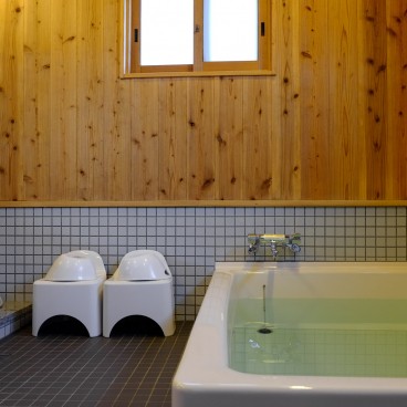 Maisons d'Alex Kerr (Shikoku), Salle de bain