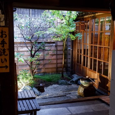Jardin interieur du magasin Sennensake Kikkawa