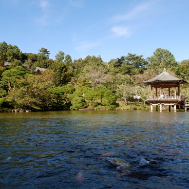Parc du Narita-san, étang et pavillon sur l'eau Ukimido 2