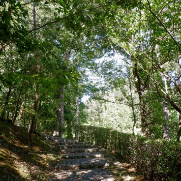 Parc du Narita-san, sentier qui descend vers la fontaine