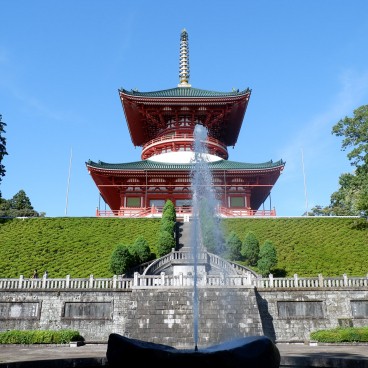 Parc du Narita-san, vue sur la Grande Pagode de la Paix depuis la fontaine