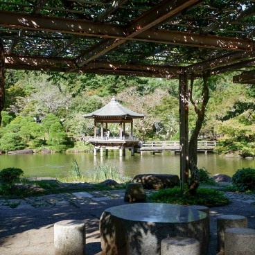 Parc du Narita-san, vue sur le pavillon flottant Ukimido depuis l'abri sous les glycines