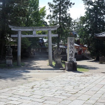 Tamukeyama Hachiman-gu, porte torii secondaire