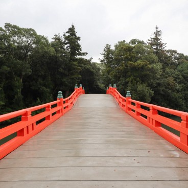 Pont vermillon sur étang au Usa Hachiman-gu