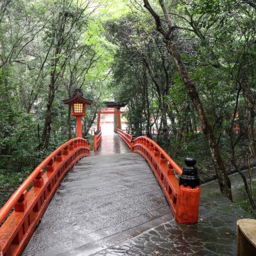 Pont vermillon du sanctuaire Usa Hachiman-gu