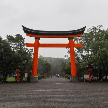 Grand torii vermillon au Usa-jingu