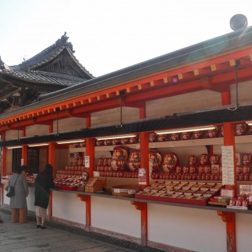 Katsuo-ji (Osaka), stand de vente de poupées Daruma au temple 