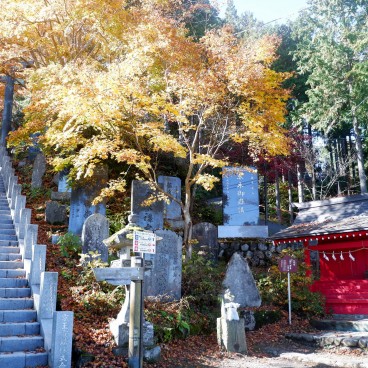 Escalier vers le sanctuaire Musashi-Mitake-jinja en automne