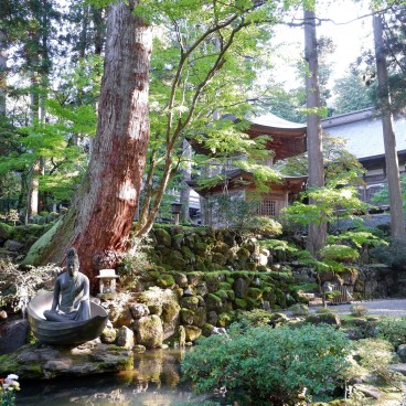 Eihei-ji (Fukui), Jardin aménagé avec bassin et sculpture bouddhique