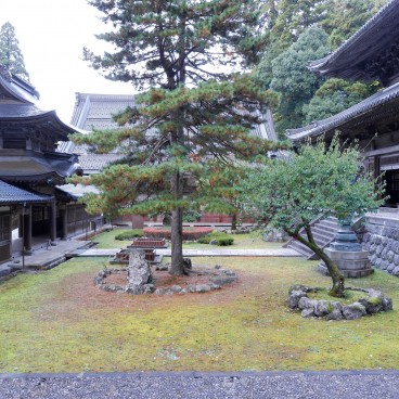 Eihei-ji (Fukui), Porte Nakajakumon et jardin devant le Butsudo