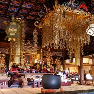 Ryuko-ji (Enoshima), Autel de prière et ornementations bouddhiques