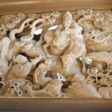 Ryuko-ji (Enoshima), Reliefs sculptés en bois