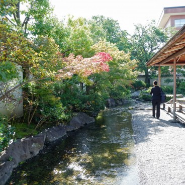 Jardin Yokokan (Fukui), Vue sur la rivière qui alimente l'étang