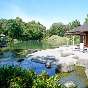Jardin Yokokan (Fukui), Vue d'ensemble de l'étang et la résidence