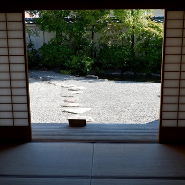 Jardin Yokokan (Fukui), Les berges de graviers et les pas japonais