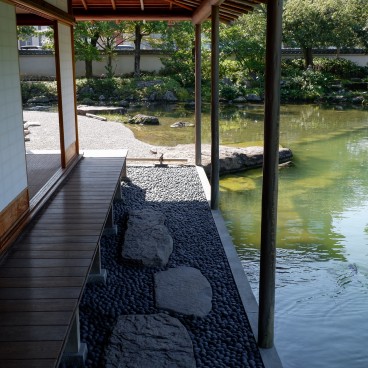 Jardin Yokokan (Fukui), Vue sur la plage artificielle