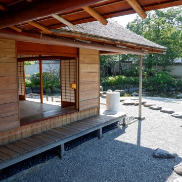 Jardin Yokokan (Fukui), Pas japonais et vue sur l'intérieur de la résidence