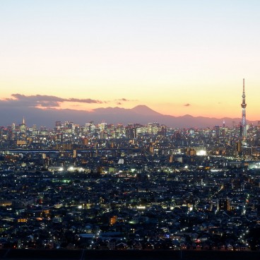 Soleil couchant sur Tokyo et Mont Fuji depuis observatoire I-Link Chiba