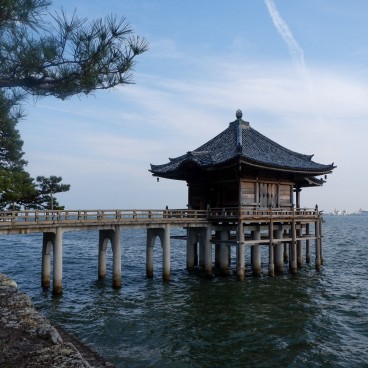 Otsu (Kansai), pavillon flottant Ukimido du Mangetsu-ji sur le lac Biwa