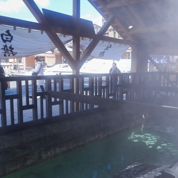 Petit bassin chaud à l'entrée du onsen Gozanoyu à Kusatsu (Gunma)
