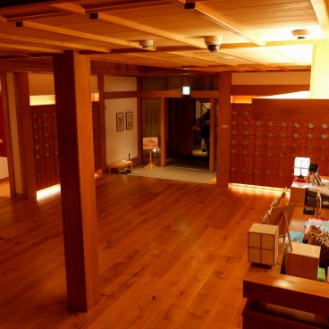 Comptoir de l'accueil de l'établissement de bain Gozanoyu à Kusatsu (Gunma)