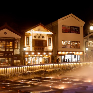 Bassin Yubatake de nuit à Kusatsu Onsen