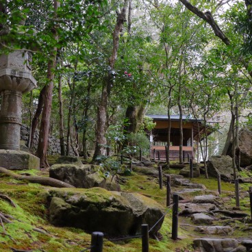 Jardin et maison de thé au Kyuchikurin-in à Otsu