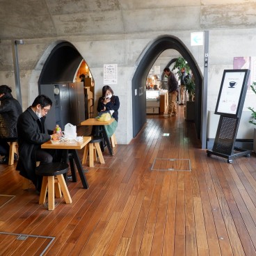 Intérieur du centre commercial mAAch ecute Kanda Manseibashi à Tokyo