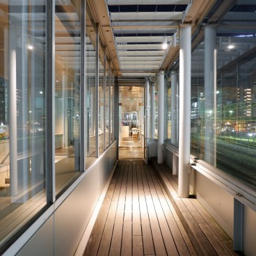 Observatoire sur les quais du centre commercial mAAch ecute Kanda Manseibashi à Tokyo