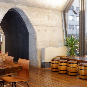 Intérieur du centre commercial mAAch ecute Kanda Manseibashi à Tokyo 3