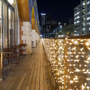 Coursive du centre commercial mAAch ecute Kanda Manseibashi à Tokyo