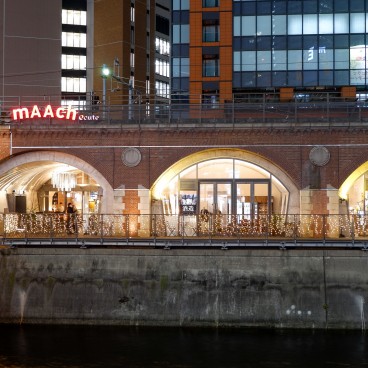 Façade du centre commercial mAAch ecute Kanda Manseibashi à Tokyo