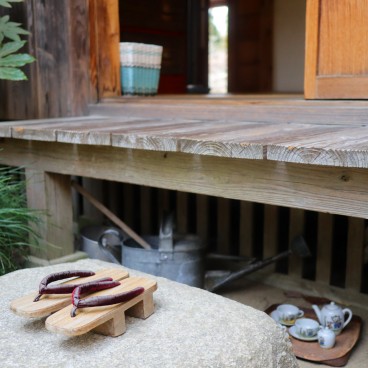 Chaussures geta traditionnelles chez Satsuki et Mei (Maison de Totoro)