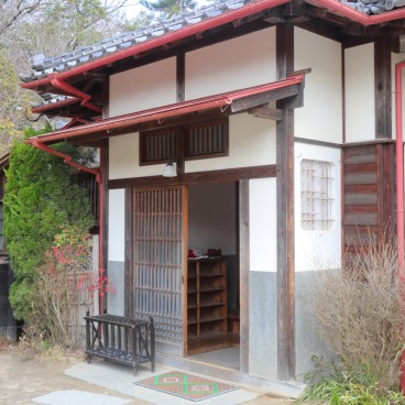 Entrée de la maison de Satsuki et Mei (Mon Voisin Totoro) 2