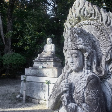 Statues bouddhiques et prière au Mii-dera 2