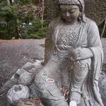 Statues bouddhiques et prière au Mii-dera