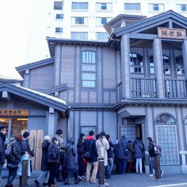 Kusatsu, file d'attente devant Netsu no yu