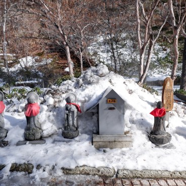 Statues Jizo au parc Sainokawara de Kusatsu